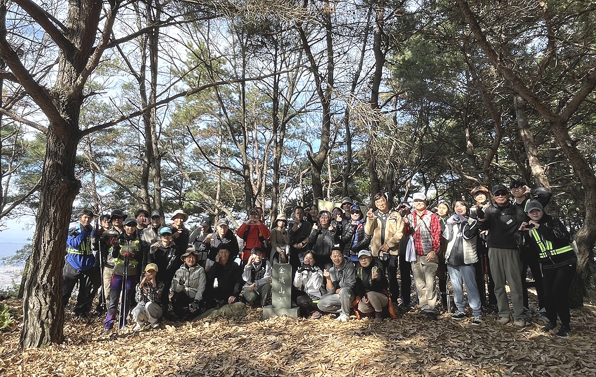 2024 의성 금성산 칼데라 지오하이킹' 2회차 행사 참여자들이 단체 기념사진을 찍고 있다(의성군 제공)