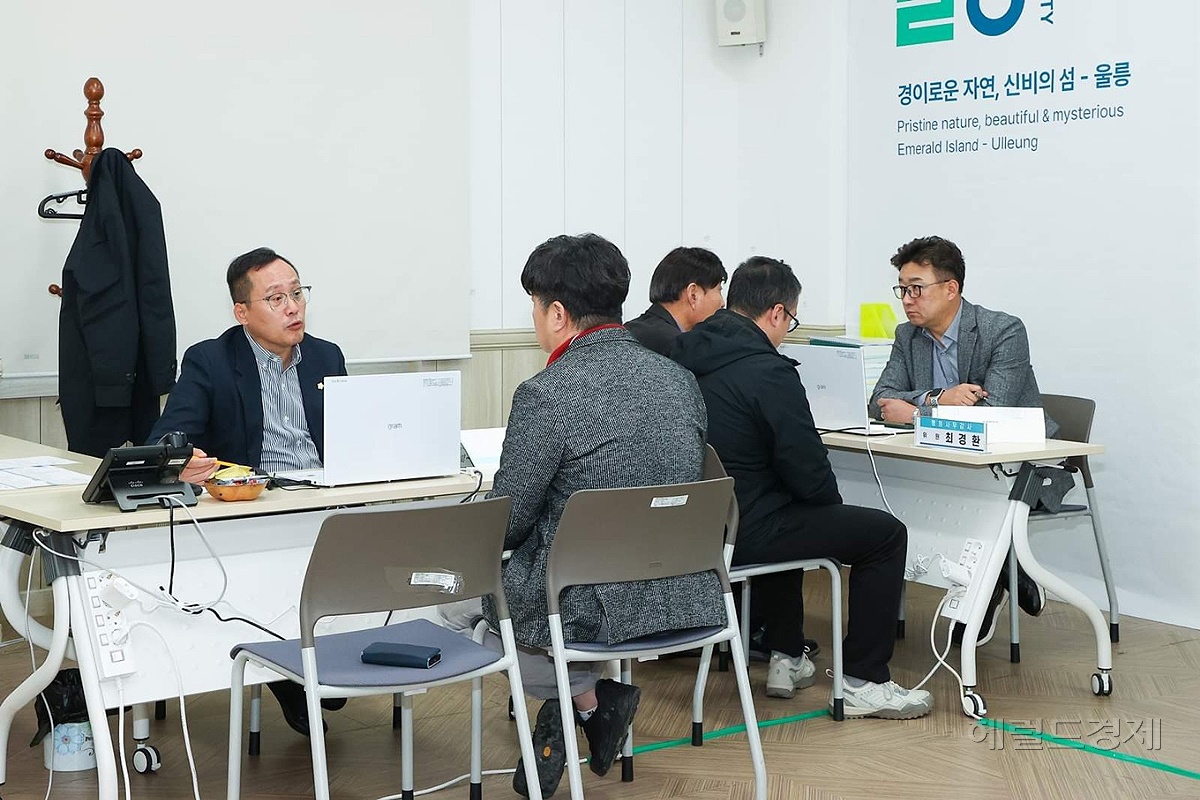 행정사무감모습(울릉군 의회제공)