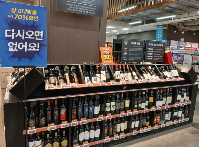서울의 한 홈플러스 매장에서 와인 할인 행사가 진행 중이다. 김희량 기자
