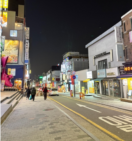 11일 저녁 서울 서대문구 거리가 한산한 모습. 강승연 기자