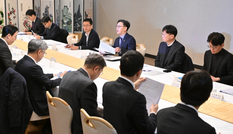 김범석(오른쪽 세 번째) 기획재정부 1차관이 3일 오전 서울 종로구 정부서울청사에서 열린 경제관계차관회의 겸 물가관계차관회의에 참석해 발언을 하고 있다. 임세준 기자