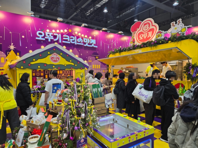 19일 서울 강서구 코엑스 마곡 르웨스트에서 열린 ‘컬리푸드페스타 2024’ 현장 오뚜기 부스에 방문객들이 줄을 서고 있다. 정석준 기자